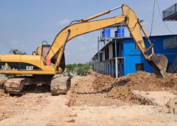 គ្រឿងចក្រមួយគ្រឿងដែលពលរដ្ឋអះអាងថា ជារបស់ក្រុមហ៊ុន លោក សួស សម្បត្តិ បានជីកស្រះទឹកផ្តាច់ផ្លូវមិនឱ្យពលរដ្ឋឆ្លងកាត់ ស្ថិតនៅភូមិត្រពាំងតាអី ឃុំព្រៃតាអី ស្រុកស្វាយទាបកាលពីថ្ងៃទី២៩ ខែមេសា ឆ្នាំ២០២៥។ (លោក សួន វុត្ថា)