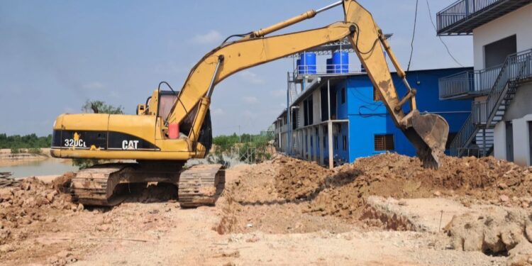 គ្រឿងចក្រមួយគ្រឿងដែលពលរដ្ឋអះអាងថា ជារបស់ក្រុមហ៊ុន លោក សួស សម្បត្តិ បានជីកស្រះទឹកផ្តាច់ផ្លូវមិនឱ្យពលរដ្ឋឆ្លងកាត់ ស្ថិតនៅភូមិត្រពាំងតាអី ឃុំព្រៃតាអី ស្រុកស្វាយទាបកាលពីថ្ងៃទី២៩ ខែមេសា ឆ្នាំ២០២៥។ (លោក សួន វុត្ថា)