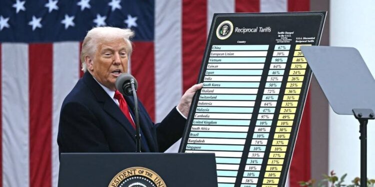 លោកប្រធានាធិបតីសហរដ្ឋអាមេរិក លោក ដូណាល់ ត្រាំ នៅថ្ងៃទី២ ខែមេសា ឆ្នាំ២០២៥ បានលើកតារាងឬបញ្ជីឈ្មោះប្រទេសដែលលោកបានចុះហត្ថលេខាលើគោលនយោបាយ“ពន្ធគយ”នៅសេតវិមាន។ (រូបភាព ហ្វេសប៊ុក CNB NEWS)