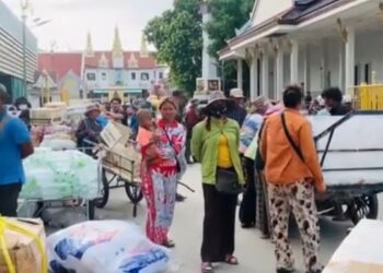 រូបភាពប្រជាពលរដ្ឋនៅច្រកអន្តរជាតិប៉ោយប៉ែត ក្រុងប៉ោយប៉ែត ខេត្តបន្ទាយមានជ័យ ថតកាលពីថ្ងៃទី២៨ ខែឧសភា ឆ្នាំ២០២៤។ (ផ្ដល់ឱ្យ)