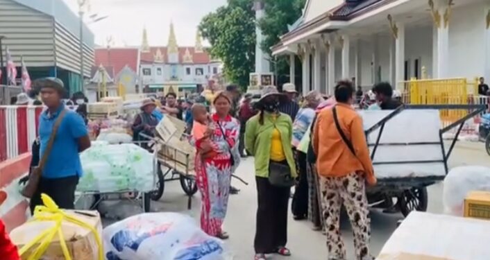 រូបភាពប្រជាពលរដ្ឋនៅច្រកអន្តរជាតិប៉ោយប៉ែត ក្រុងប៉ោយប៉ែត ខេត្តបន្ទាយមានជ័យ ថតកាលពីថ្ងៃទី២៨ ខែឧសភា ឆ្នាំ២០២៤។ (ផ្ដល់ឱ្យ)