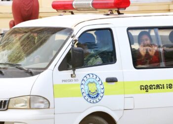 កញ្ញា ភួន កែវរស្មី លើកដៃគ្រវីទៅកាន់អ្នកចូលរួមពីក្នុងរថយន្តដែលគាត់កំពុងត្រឡប់ទៅកាន់ពន្ធនាគារវិញបន្ទាប់ពីសវនាការនៅក្រៅឃុំនៅតុលាការកំពូលនាព្រឺកថ្ងៃពុធ ទី២៣ ខែមេសា ឆ្នាំ២០២៥។ (ហ្វេសប៊ុក អង្គការលីកាដូ)