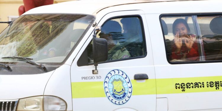 កញ្ញា ភួន កែវរស្មី លើកដៃគ្រវីទៅកាន់អ្នកចូលរួមពីក្នុងរថយន្តដែលគាត់កំពុងត្រឡប់ទៅកាន់ពន្ធនាគារវិញបន្ទាប់ពីសវនាការនៅក្រៅឃុំនៅតុលាការកំពូលនាព្រឺកថ្ងៃពុធ ទី២៣ ខែមេសា ឆ្នាំ២០២៥។ (ហ្វេសប៊ុក អង្គការលីកាដូ)