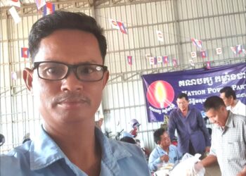 អនុប្រធានគណ:កម្មាធិការប្រតិបត្តិបណ្តោះអាសន្នគណបក្សកម្លាំងជាតិ ស្រុកតាំងគោក ខេត្តកំពង់ធំ លោក យ៉ាង សុខឃាង និងក្រុមការងារនៅទីស្នាក់ការគណបក្សប្រចាំខេត្តកំពង់ធំ។ (ហ្វេសប៊ុក គណបក្សកម្លាំងជាតិ)