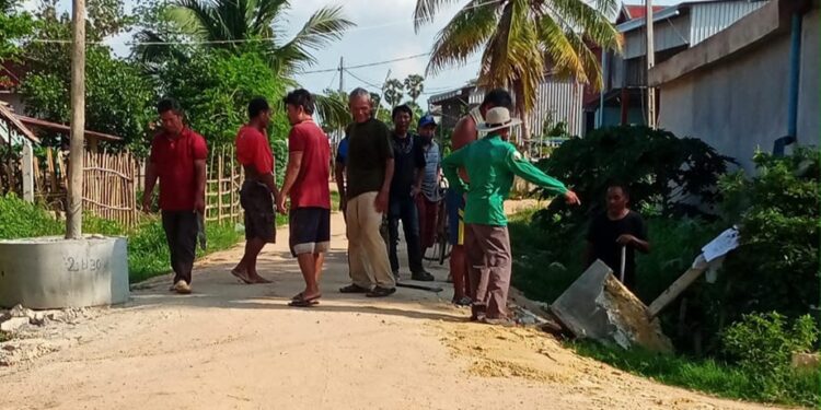 ពលរដ្ឋ​១៣នាក់​នៅ​ខេត្ត​តាកែវ​ ត្រូវ​បាន​ក្រុម​ហ៊ុន​ខ្សាច់​ប្ដឹង​ជុំវិញ​ការ​រារាំង​អាជីវ​កម្ម