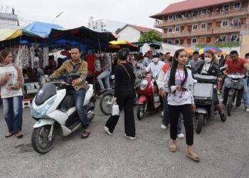 បទយកការណ៍៖ កម្មករមួយចំនួនត្អូញត្អែរពីប្រាក់ឈ្នួលតិចហើយទំនិញឡើងថ្លៃ ធ្វើឱ្យពួកគាត់ធ្លាក់ក្នុងបំណុលវ័ណ្ឌក