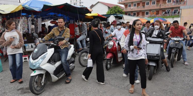 បទយកការណ៍៖ កម្មករមួយចំនួនត្អូញត្អែរពីប្រាក់ឈ្នួលតិចហើយទំនិញឡើងថ្លៃ ធ្វើឱ្យពួកគាត់ធ្លាក់ក្នុងបំណុលវ័ណ្ឌក