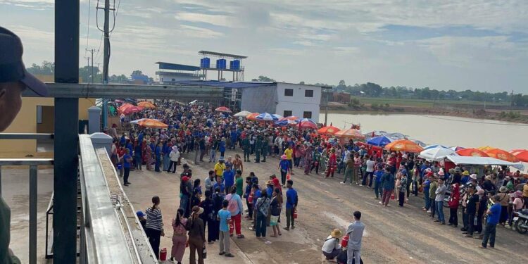 កម្មករជិត១០០០នាក់នៅរោងចក្រWP Sports ខេត្តស្វាយរៀង ធ្វើកូដកម្មក្រោយថៅកែបញ្ឈប់កម្មករច្រើននាក់