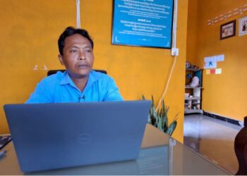 លោក ឌិន ខន្នី មន្ត្រីសម្របសម្រួលសមាគមអាដហុកប្រចាំខេត្ដខេត្ដរតនគិរី ផ្ដល់បទសម្ភាសន៍ឱ្យពលរដ្ឋអ្នកសារព័ត៌នៅថ្ងៃទី២១ ខែឧសភា ឆ្នាំ២០២៥។ (សួន វុត្ថា)