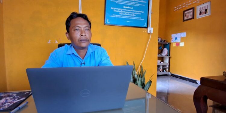 លោក ឌិន ខន្នី មន្ត្រីសម្របសម្រួលសមាគមអាដហុកប្រចាំខេត្ដខេត្ដរតនគិរី ផ្ដល់បទសម្ភាសន៍ឱ្យពលរដ្ឋអ្នកសារព័ត៌នៅថ្ងៃទី២១ ខែឧសភា ឆ្នាំ២០២៥។ (សួន វុត្ថា)