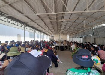 កម្មករ​រោង​ចក្រ​គល័រ​ស្តារ តវ៉ាបិទផ្លូវទាមទារ​អត្ថប្រយោជន៍ការ​ងារ ក្រោយ​រោង​ចក្រ​​ប្រកាស​​ដូរ​ទីតាំង​​​