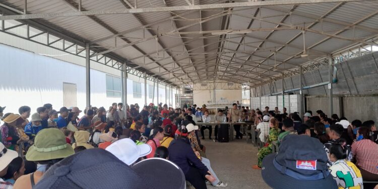 កម្មករ​រោង​ចក្រ​គល័រ​ស្តារ តវ៉ាបិទផ្លូវទាមទារ​អត្ថប្រយោជន៍ការ​ងារ ក្រោយ​រោង​ចក្រ​​ប្រកាស​​ដូរ​ទីតាំង​​​