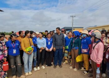 កម្មកររោងចក្រដាប់ប៊ែលយូភីស្ព័ត(ខេមបូឌា)WP SPORTS(Cambodia)ស្ថិតនៅភូមិត្រពាំងតាអី ឃុំព្រៃតាអី ស្រុកស្វាយទាប ខេត្ដស្វាយរៀង នាំគ្នាតវ៉ាទាមទារឱ្យថៅកែយកកម្មករដែលបានក្រុមហ៊ុនបញ្ឈប់ចូលធ្វើការងារវិញនៅព្រឹកថ្ងៃទី២៦ ខែឧសភា ឆ្នាំ២០២៥។ (សួន វុត្ថា)