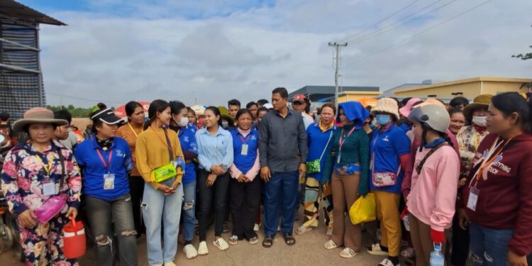 កម្មកររោងចក្រដាប់ប៊ែលយូភីស្ព័ត(ខេមបូឌា)WP SPORTS(Cambodia)ស្ថិតនៅភូមិត្រពាំងតាអី ឃុំព្រៃតាអី ស្រុកស្វាយទាប ខេត្ដស្វាយរៀង នាំគ្នាតវ៉ាទាមទារឱ្យថៅកែយកកម្មករដែលបានក្រុមហ៊ុនបញ្ឈប់ចូលធ្វើការងារវិញនៅព្រឹកថ្ងៃទី២៦ ខែឧសភា ឆ្នាំ២០២៥។ (សួន វុត្ថា)