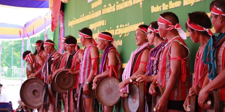 ទិដ្ឋភាពប្រជាពលរដ្ឋជនជាតិដើមភាគតិចឡើងសម្តែងរបាំប្រពៃណីរបស់ខ្លួននៅក្នុងទិវាអន្តរជាតិជនជាតិដើមភាគតិចពិភពលោកលើកទី ២៩ និងលើកទី ១៩ នៅកម្ពុជាកាលពីឆ្នាំ២០២៣។ (ផ្តល់ឱ្យ)