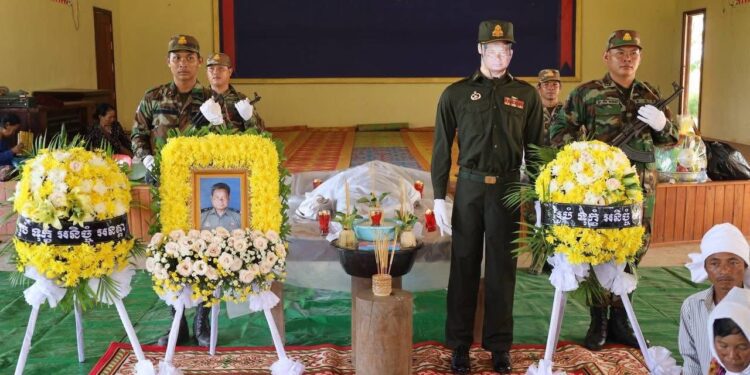 សពព្រឹន្ទបាលឯក លោក សួន រោន រស់នៅក្នុងភូមិកំពេញ ឃុំយាង ស្រុកជាំក្សាន្ត ខេត្តព្រះវិហារ ដែលបានបាត់បង់ជីវិតក្នុងការផ្ទុះអាវុធជាមួយទាហានថៃកាលពីព្រឹកថ្ងៃទី២៨ ខែឧសភានេះ នៅតំបន់មុំបី ស្ថិតក្នុងស្រុកជាំក្សាន្ត។ (រដ្ឋបាលខេត្តព្រះវិហារ)