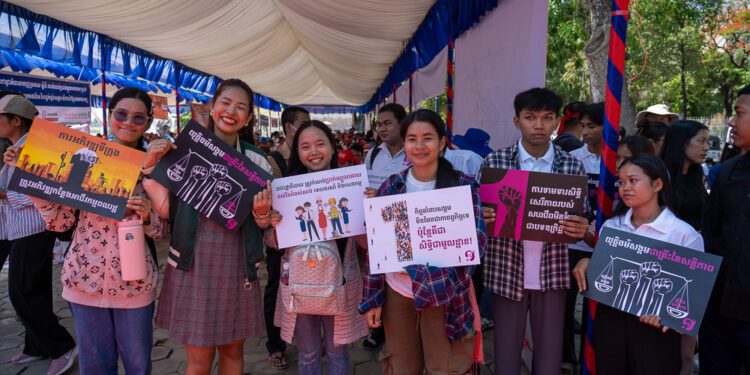 ទិដ្ឋភាពបណ្តាញយុវជននិងក្រុមអង្គការ សហជីព បានចូលរួមប្រារព្ធពិធីខួបលើកទី១៣៩ នៃទិវាពលកម្មអន្តរជាតិ១ឧសភា នៅថ្ងៃទី១ ខែឧសភា ឆ្នាំ២០២៥។ (អង្គការសង់ត្រាល់)