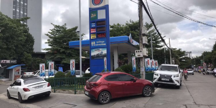 ទិដ្ឋភាពស្ថានីយន៍ប្រេងឥន្ធនៈភីធីធី(PTT)នៅរាជធានីភ្នំពេញ នាថ្ងៃទី២៣ ខែមិថុនា ឆ្នាំ២០២៣។(ស៊ុន អូរ)