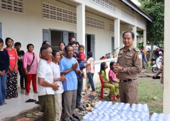 អភិបាលខេត្តព្រះវិហារ លោក គីម រិទ្ធី កាលពីថ្ងៃទី២៩ ខែឧសភា ឆ្នាំ២០២៥ បានដឹកនាំក្រុមការងារ ចុះសួរសុខទុក្ខពលរដ្ឋដែលបានជម្លៀសទៅកាន់ទីមានសុវត្ថិភាពនៅស្រុកគូលែន ខេត្តព្រះវិហារ ក្រោយមានការផ្ទុះអាវុធរវាងកម្ពុជា-ថៃ នៅក្បែរតំបន់មុំបី កាលពីថ្ងៃទី២៨ ខែឧសភា។ (រដ្ឋបាលខេត្តព្រះវិហា)