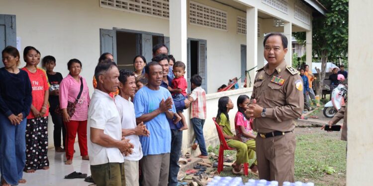 អភិបាលខេត្តព្រះវិហារ លោក គីម រិទ្ធី កាលពីថ្ងៃទី២៩ ខែឧសភា ឆ្នាំ២០២៥ បានដឹកនាំក្រុមការងារ ចុះសួរសុខទុក្ខពលរដ្ឋដែលបានជម្លៀសទៅកាន់ទីមានសុវត្ថិភាពនៅស្រុកគូលែន ខេត្តព្រះវិហារ ក្រោយមានការផ្ទុះអាវុធរវាងកម្ពុជា-ថៃ នៅក្បែរតំបន់មុំបី កាលពីថ្ងៃទី២៨ ខែឧសភា។ (រដ្ឋបាលខេត្តព្រះវិហា)