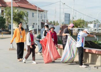 សកម្មភាពក្រុមគរុនិស្សិត នៃសាលាគរុកោលស្យ និងវិក្រឹតការ្យខេត្តបន្ទាយមានជ័យបាននាំគ្នាដើររើសសម្រាម និងផ្សព្វផ្សាយឱ្យពលរដ្ឋកាត់បន្ថយការប្រើប្រាស់ប្លាស្ទិក ដើម្បីចូលរួមថែរក្សាបរិស្ថាន និងកុំឱ្យប៉ះពាល់ពីការបំពុលដោយប្លាស្ទិកនៅព្រឹកថ្ងៃទី៥ ខែមិថុនា ឆ្នាំ២០២៥។ (កញ្ញា ចាន់រ៉ាត់ សៀវមិញ)