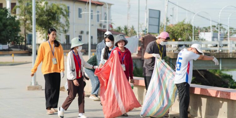 សកម្មភាពក្រុមគរុនិស្សិត នៃសាលាគរុកោលស្យ និងវិក្រឹតការ្យខេត្តបន្ទាយមានជ័យបាននាំគ្នាដើររើសសម្រាម និងផ្សព្វផ្សាយឱ្យពលរដ្ឋកាត់បន្ថយការប្រើប្រាស់ប្លាស្ទិក ដើម្បីចូលរួមថែរក្សាបរិស្ថាន និងកុំឱ្យប៉ះពាល់ពីការបំពុលដោយប្លាស្ទិកនៅព្រឹកថ្ងៃទី៥ ខែមិថុនា ឆ្នាំ២០២៥។ (កញ្ញា ចាន់រ៉ាត់ សៀវមិញ)