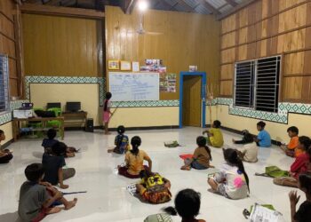 ទិដ្ឋភាពកុមារនៅសហគមន៍ភូមិអន្ត្រេះភាគច្រើនជាជនជាតិដើមភាគតិច កំពុងរៀនភាសាអង់គ្លេសនៅខែមិថុនាឆ្នាំ២០២៥ ដែលបង្រៀនដោយលោក គង់ សុធា ដែលជាយុវជនបង្រៀនស្ម័គ្រចិត្ត។ ( កញ្ញា យុត រ៉ែន)