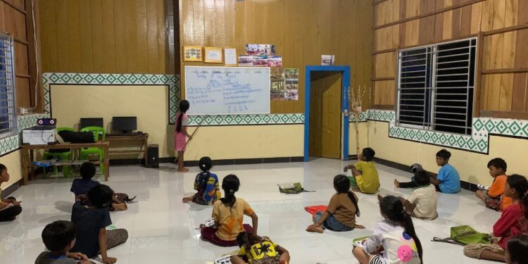 ទិដ្ឋភាពកុមារនៅសហគមន៍ភូមិអន្ត្រេះភាគច្រើនជាជនជាតិដើមភាគតិច កំពុងរៀនភាសាអង់គ្លេសនៅខែមិថុនាឆ្នាំ២០២៥ ដែលបង្រៀនដោយលោក គង់ សុធា ដែលជាយុវជនបង្រៀនស្ម័គ្រចិត្ត។ ( កញ្ញា យុត រ៉ែន)