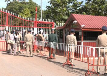 ទិដ្ឋភាពបិទមន្ត្រីនគរបាលខ្មែរ ប្រជាពលរដ្ឋ និងការបិទព្រំដែនហាមមិនឱ្យភាគីថៃនាំចូលបន្លែ ផ្លែឈើមកកាន់ប្រទេសកម្ពុជាបាននៅថ្ងៃទី១៧ ខែមិថុនា ឆ្នាំ២០២៥។ (ក្រសួងព័ត៌មាន)