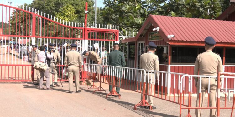 ទិដ្ឋភាពបិទមន្ត្រីនគរបាលខ្មែរ ប្រជាពលរដ្ឋ និងការបិទព្រំដែនហាមមិនឱ្យភាគីថៃនាំចូលបន្លែ ផ្លែឈើមកកាន់ប្រទេសកម្ពុជាបាននៅថ្ងៃទី១៧ ខែមិថុនា ឆ្នាំ២០២៥។ (ក្រសួងព័ត៌មាន)