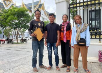 ពលរដ្ឋ៤នាក់ តំណាងឱ្យពលរដ្ឋជាង៣០គ្រួសារ ឡើងមកដាក់ញត្តិនៅក្រសួងរៀបចំដែនដី នគរូបនីយកម្ម និងសំណង់ នៅថ្ងៃទី១១ ខែមិថុនា ឆ្នាំ២០២៥។ (ផ្តល់ឱ្យ)