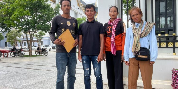 ពលរដ្ឋ៤នាក់ តំណាងឱ្យពលរដ្ឋជាង៣០គ្រួសារ ឡើងមកដាក់ញត្តិនៅក្រសួងរៀបចំដែនដី នគរូបនីយកម្ម និងសំណង់ នៅថ្ងៃទី១១ ខែមិថុនា ឆ្នាំ២០២៥។ (ផ្តល់ឱ្យ)