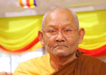 ព្រះតេជព្រះគុណ មហានរិន្ទថន ដែលពុទ្ធបរិស័ទខ្មែរស្គាល់ជាទូទៅថា លោកតាស៊ុច។ (ហ្វេសប៊ុក ព្រះអង្គព្រះនាម Sokmil Minh)