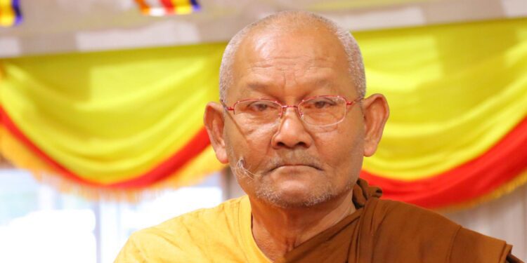 ព្រះតេជព្រះគុណ មហានរិន្ទថន ដែលពុទ្ធបរិស័ទខ្មែរស្គាល់ជាទូទៅថា លោកតាស៊ុច។ (ហ្វេសប៊ុក ព្រះអង្គព្រះនាម Sokmil Minh)