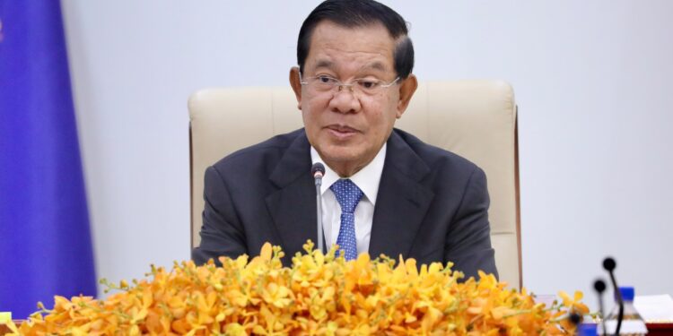 ប្រធានព្រឹទ្ធសភា លោក ហ៊ុន សែន បានអនុញ្ញតឱ្យ ប្រតិភូក្រុមប្រឹក្សាជាតិកម្ពុជាដើម្បីស្ត្រី ដឹកនាំដោយលោកស្រី អ៊ឹង កន្ថាផាវី ចូលជួបសម្តែងការគួសម និងទទួលអនុសាសន៍កាលពីថ្ងៃទី៤ ខែមិថុនា ឆ្នាំ២០២៥ ។ (ហ្វេសប៊ុក ប្រធានព្រឹទ្ធសភា)