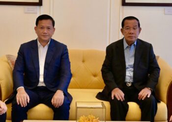 រូបភាពអតីតនាយករដ្ឋមន្ត្រីកម្ពុជា និងជាប្រធានព្រឹទ្ធសភា លោក ហ៊ុន សែន អង្គុយជាមួយកូនប្រុសច្បងដែលជានាយករដ្ឋមន្ត្រីកម្ពុជា បច្ចុប្បន្ន លោក ហ៊ុន ម៉ាណែត។ (ហ្វេសប៊ុក ប្រធានព្រឹទ្ធសភា)