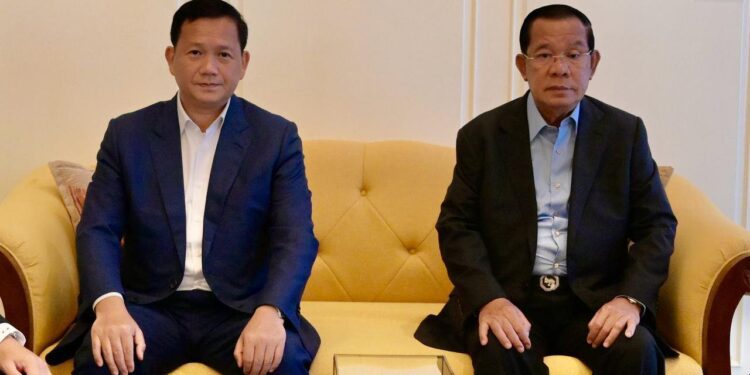 រូបភាពអតីតនាយករដ្ឋមន្ត្រីកម្ពុជា និងជាប្រធានព្រឹទ្ធសភា លោក ហ៊ុន សែន អង្គុយជាមួយកូនប្រុសច្បងដែលជានាយករដ្ឋមន្ត្រីកម្ពុជា បច្ចុប្បន្ន លោក ហ៊ុន ម៉ាណែត។ (ហ្វេសប៊ុក ប្រធានព្រឹទ្ធសភា)