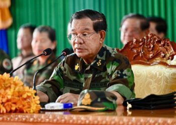 ប្រធានព្រឹទ្ធសភា និងជាអតីតនាយករដ្ឋមន្ត្រីកម្ពុជា លោក ហ៊ុន សែន កំពុងថ្លែងក្នុងពិធីសួរសុខទុក្ខកងទ័ពមន្ត្រីរាជការ និងប្រជាជនភៀសសឹកនៅខេត្តឧត្តរមានជ័យ និងខេត្តព្រះវិហារ កាលពីថ្ងៃទី២៦ ខែមិថុនា ឆ្នាំ២០២៥។ (ហ្វេសប៊ុក ប្រធានព្រឹទ្ធសភា)