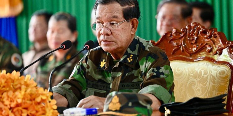 ប្រធានព្រឹទ្ធសភា និងជាអតីតនាយករដ្ឋមន្ត្រីកម្ពុជា លោក ហ៊ុន សែន កំពុងថ្លែងក្នុងពិធីសួរសុខទុក្ខកងទ័ពមន្ត្រីរាជការ និងប្រជាជនភៀសសឹកនៅខេត្តឧត្តរមានជ័យ និងខេត្តព្រះវិហារ កាលពីថ្ងៃទី២៦ ខែមិថុនា ឆ្នាំ២០២៥។ (ហ្វេសប៊ុក ប្រធានព្រឹទ្ធសភា)