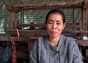 អ្នកស្រី ជុំ ហិត ផ្ដល់បទសម្ភាសន៍ឱ្យពលរដ្ឋអ្នកសារព័ត៌មាននៅថ្ងៃទី៣១ ខែឧសភា ឆ្នាំ២០២៥។ (សួន វុត្ថា)