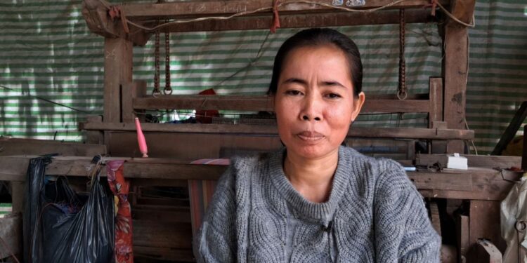 អ្នកស្រី ជុំ ហិត ផ្ដល់បទសម្ភាសន៍ឱ្យពលរដ្ឋអ្នកសារព័ត៌មាននៅថ្ងៃទី៣១ ខែឧសភា ឆ្នាំ២០២៥។ (សួន វុត្ថា)