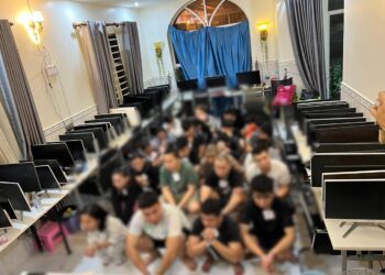 ទិដ្ឋភាពជនសង្ស័យនិងសម្ភារៈជាច្រើនដែលស្នងការដ្ឋាននគរបាលខេត្តព្រះសីហនុ បានចុះបង្ក្រាបទីតាំងសង្ស័យជាប់ពាក់ព័ន្ធបទល្មើសឆបោកតាមប្រព័ន្ធបច្ចេកវិទ្យាកាលពីថ្ងៃទី១៥ខែកក្កដា ឆ្នាំ២០២៥។ (ស្នងការដ្ឋាននគរបាលខេត្តព្រះសីហនុ)