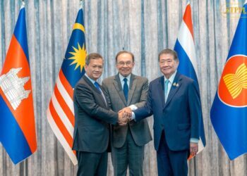 ទិដ្ឋភាពនាយករដ្ឋមន្ត្រីកម្ពុជាលោក ហ៊ុន ម៉ាណែត(ឆ្វេង) និងនាយករដ្ឋមន្ត្រីថៃ(ស្តាំ)និងលោក អាន់វ៉ា អ៊ីប្រាហ៊ីម នាយករដ្ឋមន្ត្រីម៉ាឡេស៊ី(កណ្តាល) ចាប់ដៃគ្នា បន្ទាប់ពីបញ្ចប់កិច្ចប្រជុំពិសេសដើម្បីសម្រេចឱ្យមានបទឈប់បាញ់គ្នាបន្ទាន់នៅថ្ងៃទី២៨ ខែកក្កដា ឆ្នាំ២០២៥នៅប្រទេសម៉ាឡេស៊ី។ (នាយករដ្ឋមន្ត្រី ហ៊ុន ម៉ាណែត)