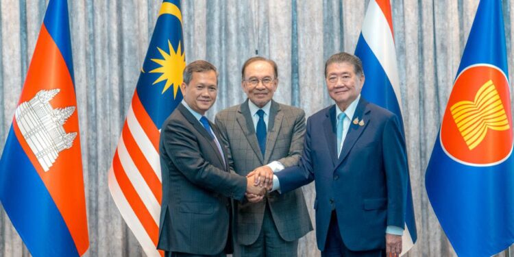 ទិដ្ឋភាពនាយករដ្ឋមន្ត្រីកម្ពុជាលោក ហ៊ុន ម៉ាណែត(ឆ្វេង) និងនាយករដ្ឋមន្ត្រីថៃ(ស្តាំ)និងលោក អាន់វ៉ា អ៊ីប្រាហ៊ីម នាយករដ្ឋមន្ត្រីម៉ាឡេស៊ី(កណ្តាល) ចាប់ដៃគ្នា បន្ទាប់ពីបញ្ចប់កិច្ចប្រជុំពិសេសដើម្បីសម្រេចឱ្យមានបទឈប់បាញ់គ្នាបន្ទាន់នៅថ្ងៃទី២៨ ខែកក្កដា ឆ្នាំ២០២៥នៅប្រទេសម៉ាឡេស៊ី។ (នាយករដ្ឋមន្ត្រី ហ៊ុន ម៉ាណែត)