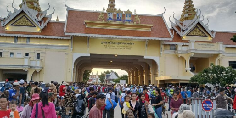 ទិដ្ឋភាពពលករខ្មែរវិលត្រឡប់មកពីប្រទេសថៃវិញនៅច្រកអន្តរជាតិប៉ោយប៉ែត កាលពីថ្ងៃទី២៤ ខែកក្កដា ឆ្នាំ២០២៥។ (ផ្តល់ឱ្យ)