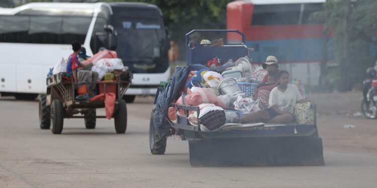 ទិដ្ឋភាពពលរដ្ឋខ្មែររស់នៅ តំបន់អូរស្មាច់ ស្ថិតក្នុងសង្កាត់កូនគ្រៀល ក្រុងសំរោង ខេត្តឧត្តរមានជ័យ ត្រូវបានជម្លៀសទៅកាន់ទីទួលមានសុវត្ថិភាពក្រោយមានការប៉ះទង្គិចគ្នាដោយប្រដាប់អាវុធរវាងកងទ័ពកម្ពុជា-ថៃ នៅតែបន្ត នៅពីថ្ងៃទី២៥ ខែកក្កដា ឆ្នាំ២០២៥។ (ហ្វេសប៊ុក ខេមបូចា)