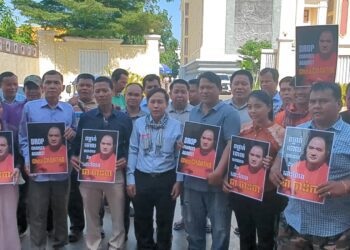 ទិដ្ឋភាពប្រធានសមាគមប្រជាធិបតេយ្យឯករាជ្យនៃសេដ្ឋកិច្ចក្រៅប្រព័ន្ធលោក វន់ ពៅ និងសមាជិកនាំគ្នាយកលើកបដានៅខាងមុខសាលាឧទ្ធរណ៍ភ្នំពេញ ទាមទារឱ្យទម្លាក់បទចោទការពីថ្ងៃទី១៥ ខែកក្កដា ឆ្នាំ២០២៥៕ (សមាគមអាដហុក)