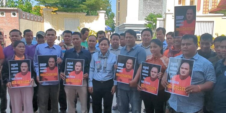 ទិដ្ឋភាពប្រធានសមាគមប្រជាធិបតេយ្យឯករាជ្យនៃសេដ្ឋកិច្ចក្រៅប្រព័ន្ធលោក វន់ ពៅ និងសមាជិកនាំគ្នាយកលើកបដានៅខាងមុខសាលាឧទ្ធរណ៍ភ្នំពេញ ទាមទារឱ្យទម្លាក់បទចោទការពីថ្ងៃទី១៥ ខែកក្កដា ឆ្នាំ២០២៥៕ (សមាគមអាដហុក)