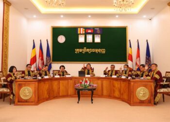 ទិដ្ឋភាពក្រុមប្រឹក្សាធម្មនុញ្ញបានបើកកិច្ចប្រជុំពេញអង្គ ក្រោមអធិបតីភាពរបស់លោក ហ៊ី សោភា ប្រធានស្ថាប័ននេះកាលពីថ្ងៃទី២ ខែកក្កដា ឆ្នាំ២០២៥។ (ហ្វេសប៊ុក អគ្គលេខាធិការដ្ឋានក្រុមប្រឹក្សាធម្មនុញ្ញ)