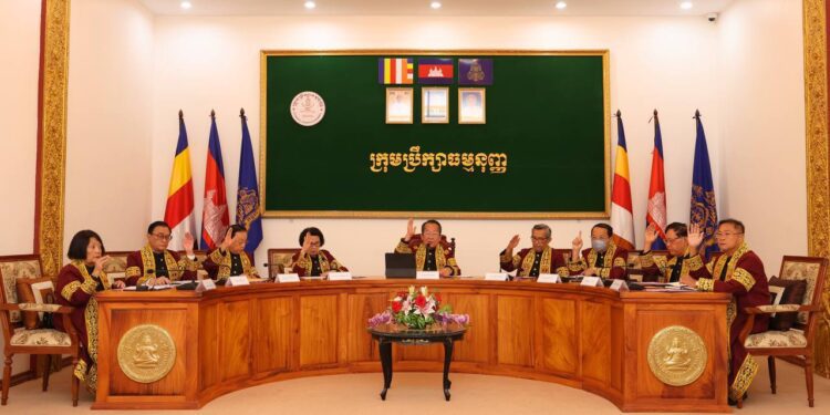 ទិដ្ឋភាពក្រុមប្រឹក្សាធម្មនុញ្ញបានបើកកិច្ចប្រជុំពេញអង្គ ក្រោមអធិបតីភាពរបស់លោក ហ៊ី សោភា ប្រធានស្ថាប័ននេះកាលពីថ្ងៃទី២ ខែកក្កដា ឆ្នាំ២០២៥។ (ហ្វេសប៊ុក អគ្គលេខាធិការដ្ឋានក្រុមប្រឹក្សាធម្មនុញ្ញ)